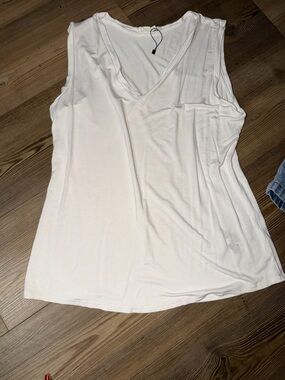 Sugarlips White V-Neck Sleeveless Top